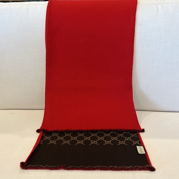 Authentic Gucci Scarf NWOT, in box. Unisex wool/silk reversible logo scarf - Picture 4 of 8
